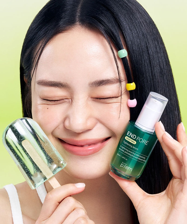 MAKE P:REM  Endpore Vegetinol Tightening Serum 50ml, flacon vert présenté par une femme, fond vert lumineux