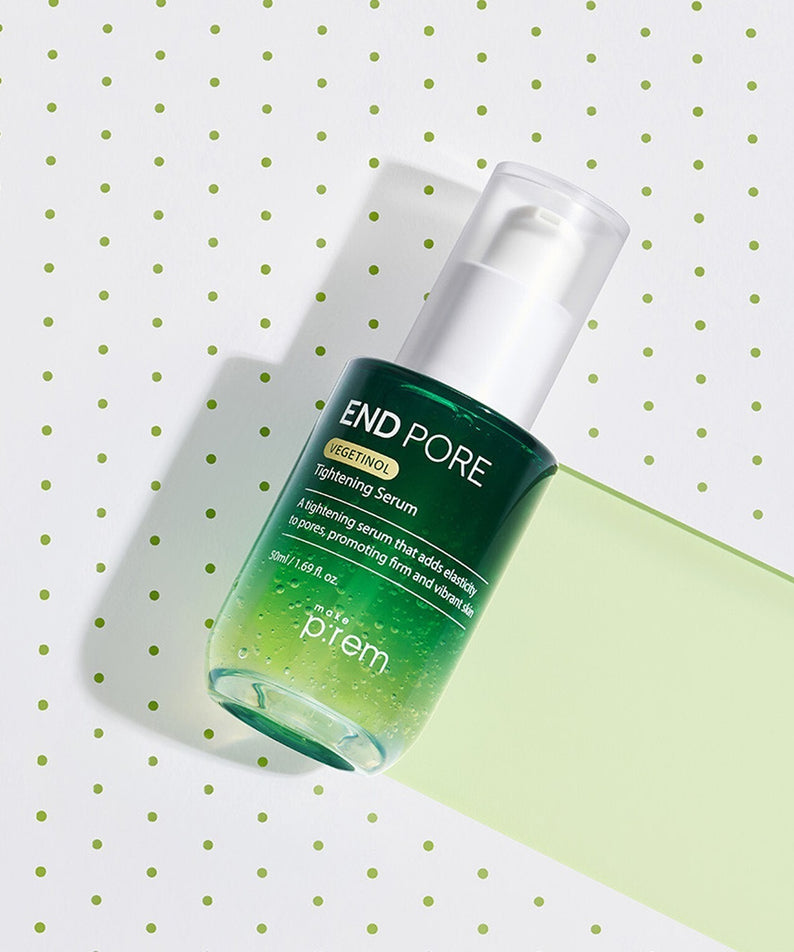 MAKE P:REM  Endpore Vegetinol Tightening Serum 50ml, bouteille verte sur fond à pois, ambiance cosmétique minimaliste.