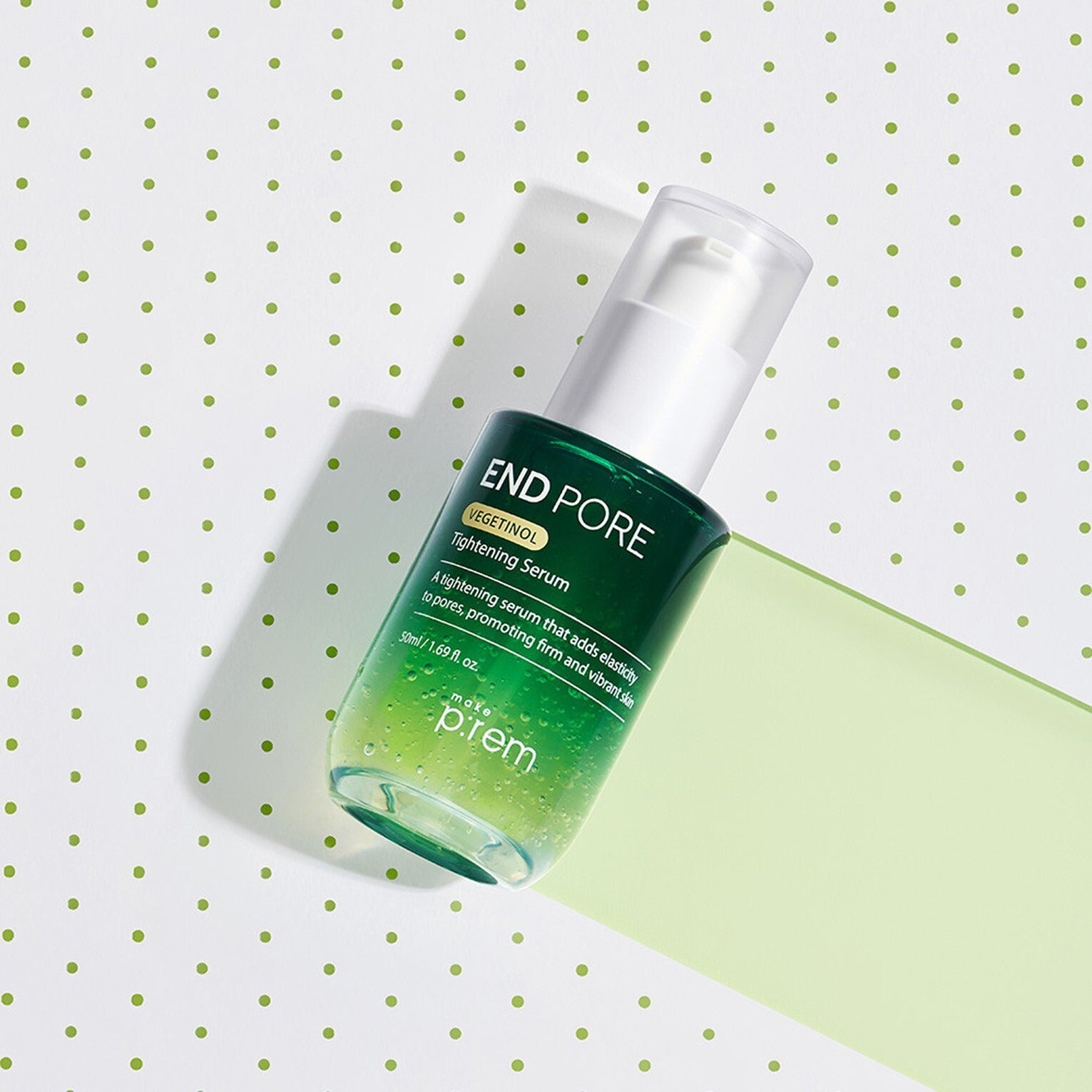 MAKE P:REM  Endpore Vegetinol Tightening Serum 50ml, bouteille verte sur fond à pois, ambiance cosmétique minimaliste.
