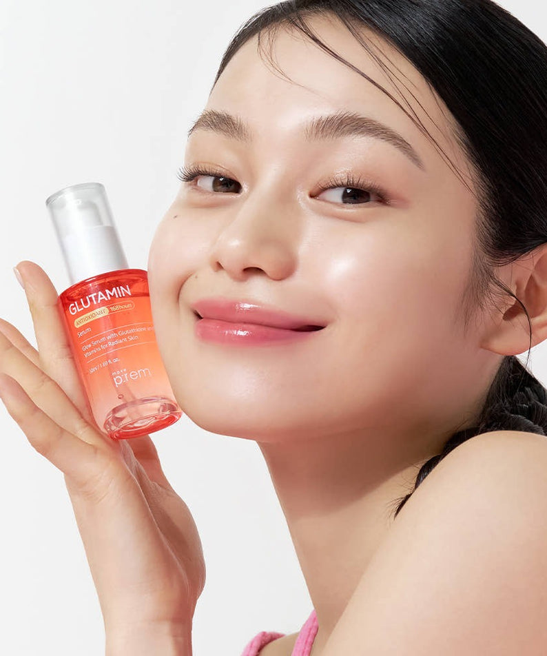MAKE P:REM  Glutamine Antioxidant Radiance Serum 50ml, la marque en photo sur fond clair avec la femme souriante