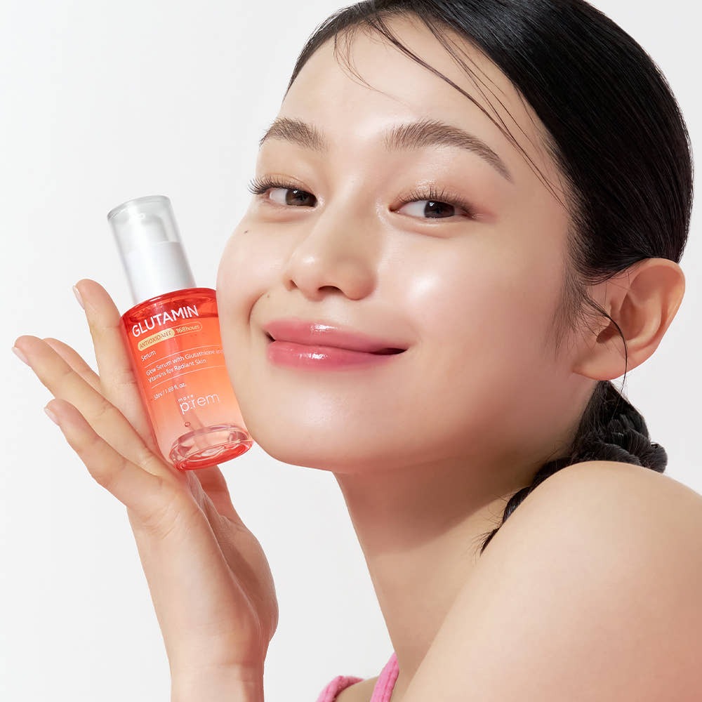 MAKE P:REM  Glutamine Antioxidant Radiance Serum 50ml, la marque en photo sur fond clair avec la femme souriante