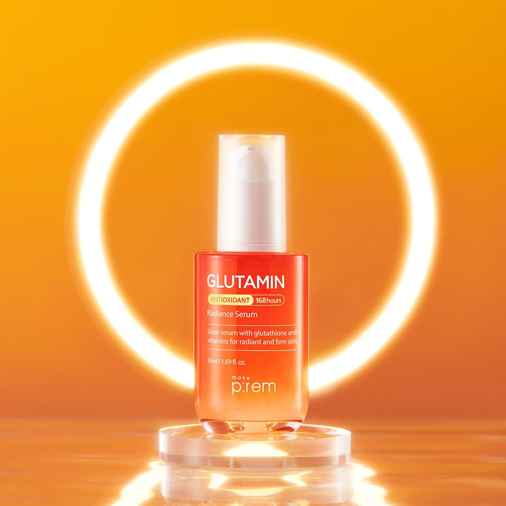 MAKE P:REM  Glutamine Antioxidant Radiance Serum 50ml, flacon sur fond orange avec halo lumineux, contexte beauté