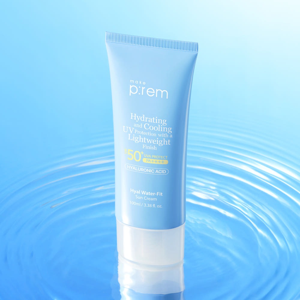 MAKE P:REM  Hyal Water Fit Sunscreen 100ml, tube bleu sur fond d’eau, marque MAKE P:REM, look cosmétique hydratant.