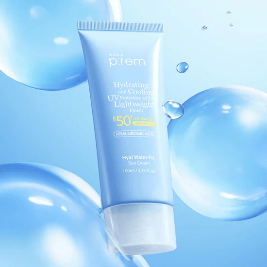MAKE P:REM  Hyal Water Fit Sunscreen 100ml, tube bleu sur fond ciel avec gouttes, soin hydratant SPF