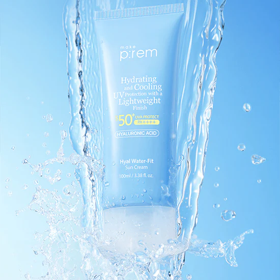 MAKE P:REM  Hyal Water Fit Sunscreen 100ml, flacon crème solaire sur fond bleu, style hydratant à l’eau