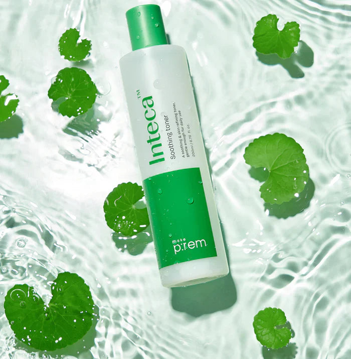 MAKE P:REM Inteca Soothing Toner 200ml, flacon vert sur fond eau éclaboussures, feuilles vertes, ambiance apaisante
