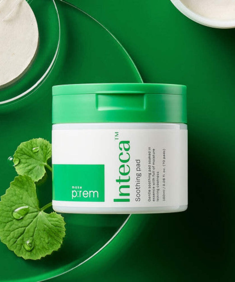 MAKE P:REM  Inteca Trouble Soothing Pads 70 sheets, pot vert sur fond vert avec feuilles, concept apaisant