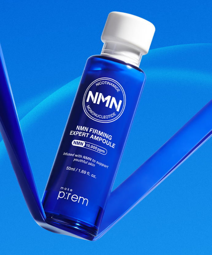 MAKE P:REM NMN Firming Expert Ampoule 50ml de la marque MAKE P:REM, flacon bleu sur fond bleu abstrait