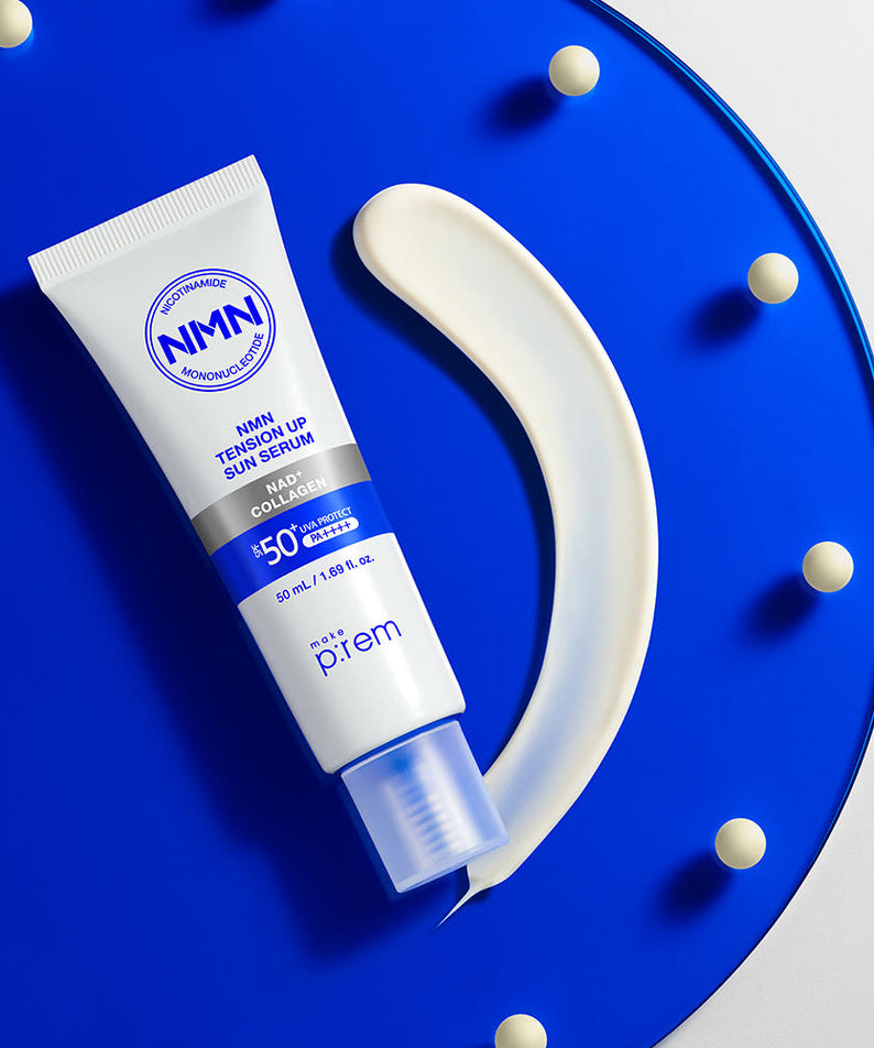 MAKE P:REM NMN Tension Up Sun Serum SPF 50+ PA++++ 50ml, tube crème solaire sur fond bleu décoré de points.