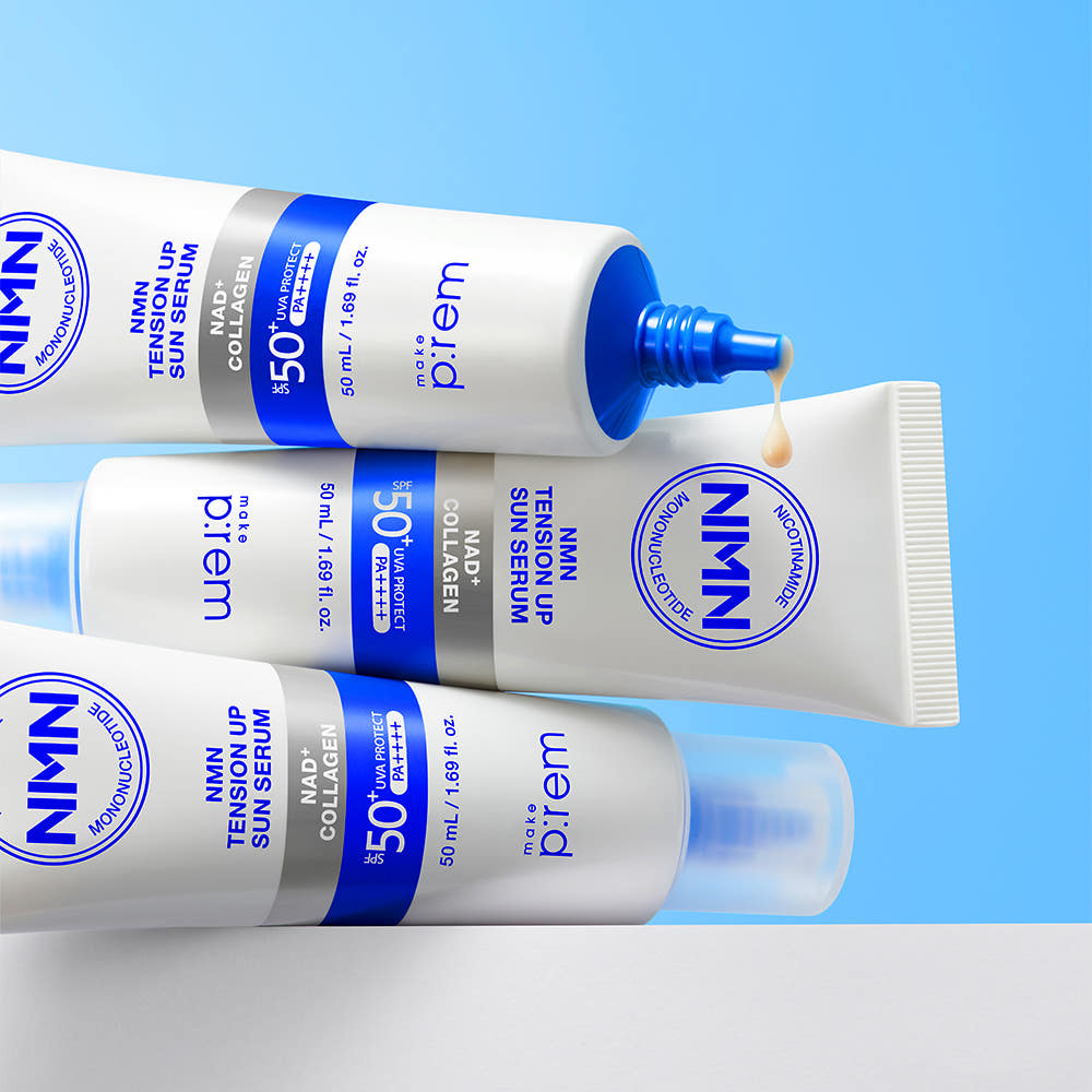 MAKE P:REM NMN Tension Up Sun Serum SPF 50+ PA++++ 50ml, tubes sur fond bleu, marque visible et contexte soleil.