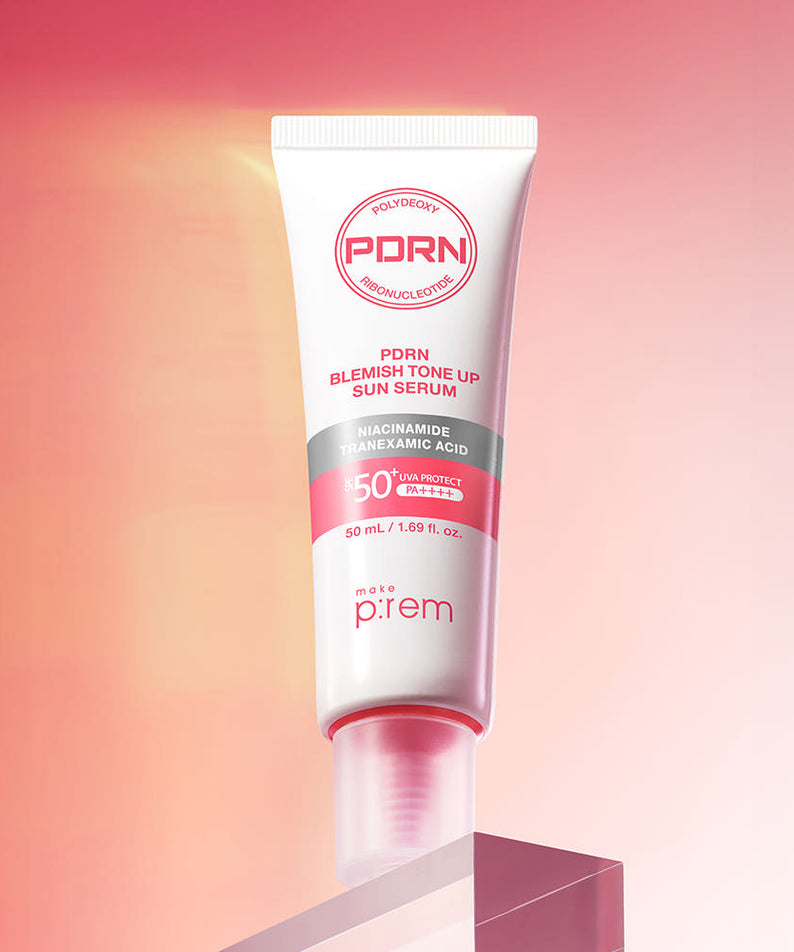 MAKE P:REM PDRN Blemish Tone-Up Sun Serum SPF 50+ PA++++ 50ml, tube sur fond rose/rouge, marque mise en avant.