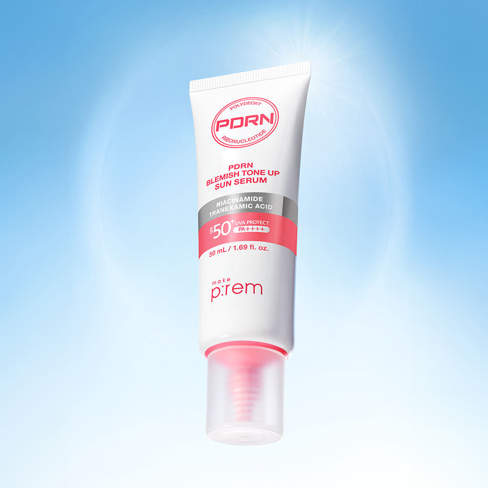 MAKE P:REM PDRN Blemish Tone-Up Sun Serum SPF 50+ PA++++ 50ml sur fond bleu ciel, tube marque PDRN