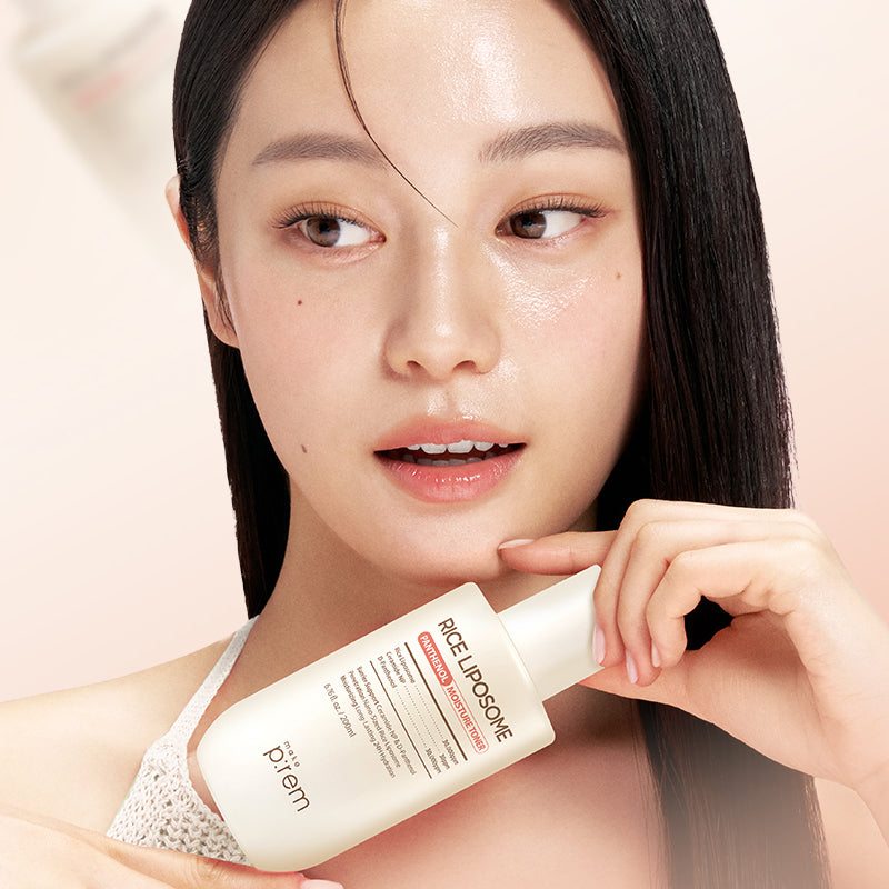 MAKE P:REM Rice Liposome Panthenol Moisture Toner 200ml, femme en gros plan, peau hydratée, produit sur crème, fond clair