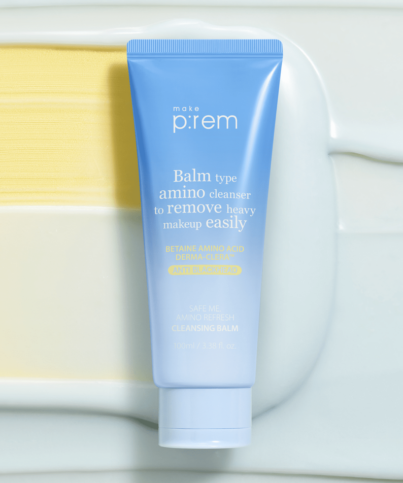 MAKE P:REM  Safe Me Amino Refresh Cleansing Balm 100ml en tube bleu, sur fond crème et blanc, toile de bain.