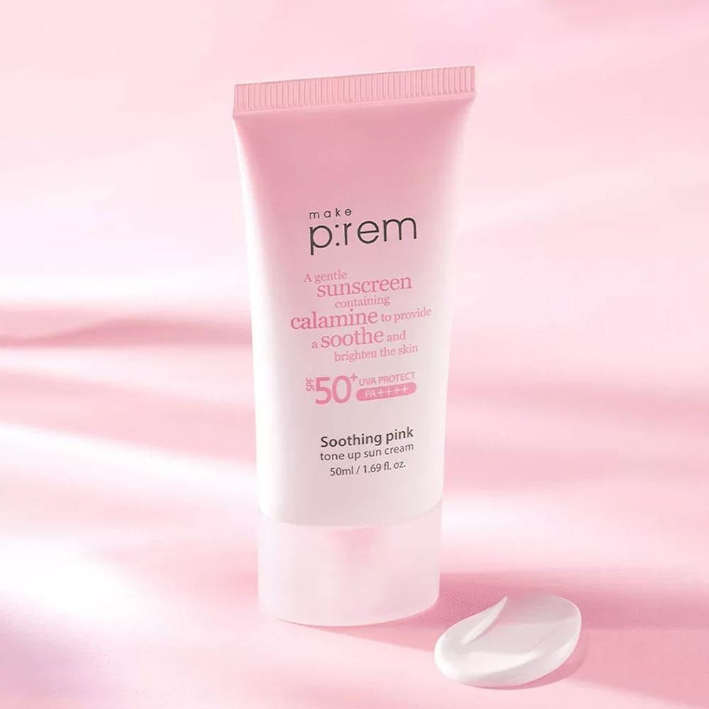 MAKE P:REM  Soothing Pink Tone-Up Sunscreen SPF 50+ PA++++ 50ml, tube rose sur fond pastel avec texture crème