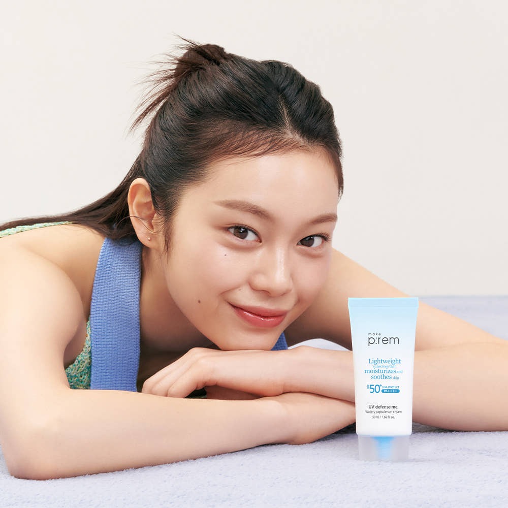 MAKE P:REM  UV Defense Me Watery Capsule Sunscreen 50ml SPF50+ PA++++, crème solaire sur fond clair avec femme et produit