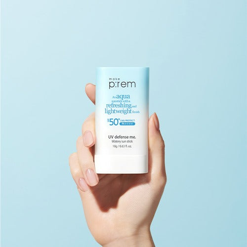 MAKE P:REM  UV Defense Me Watery Sun Stick 18g SPF50+ PA++++, main tenant le stick, fond bleu clair, protection solaire