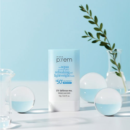 MAKE P:REM  UV Defense Me Watery Sun Stick 18g SPF50+ PA++++, sur fond bleu et boules, décor solaire minimal.