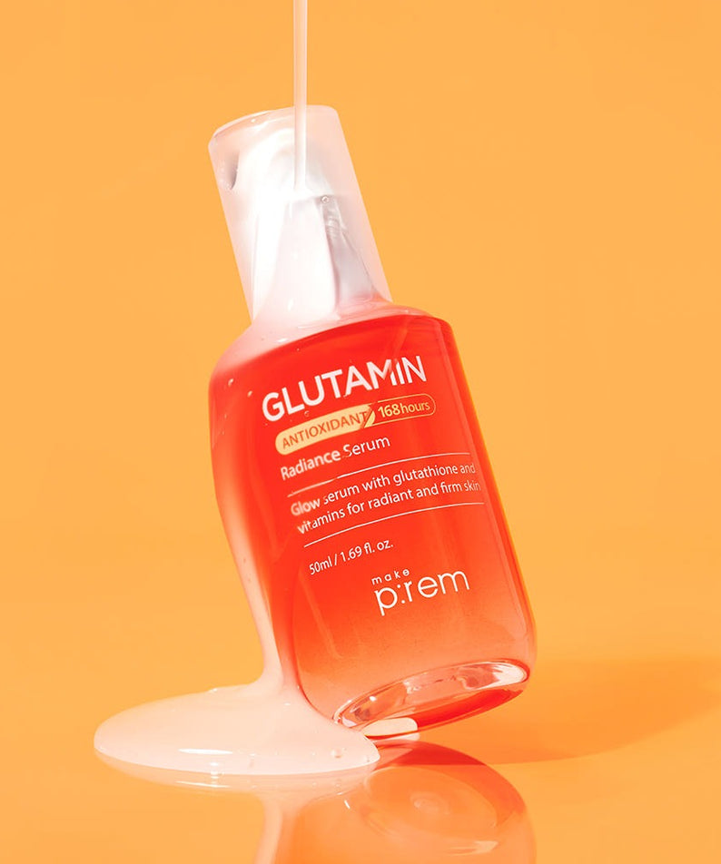 Flacon de MAKE P:REM Glutamine Antioxidant Radiance Serum 50ml avec liquide blanc coulant, sur fond orange lumineux.