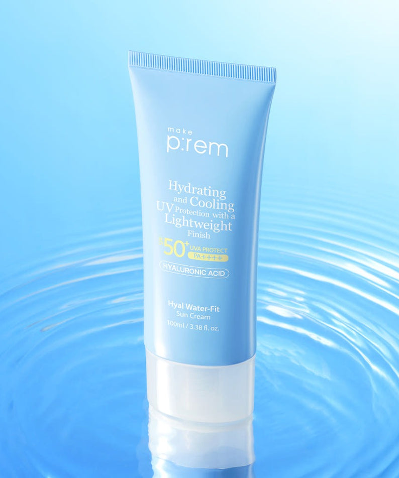 Photo de MAKE P:REM Hyal Water Fit Sunscreen 100ml sur fond d'eau bleu, protection solaire hydratante.