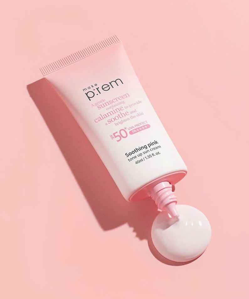 MAKE P:REM Soothing Pink Tone-Up Sunscreen SPF 50+ PA++++ 50ml sur fond rose clair
