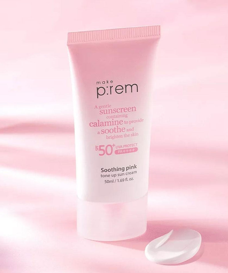 MAKE P:REM Soothing Pink Tone-Up Sunscreen SPF 50+ PA++++ 50ml sur fond rose, protection solaire et hydratation quotidienne.