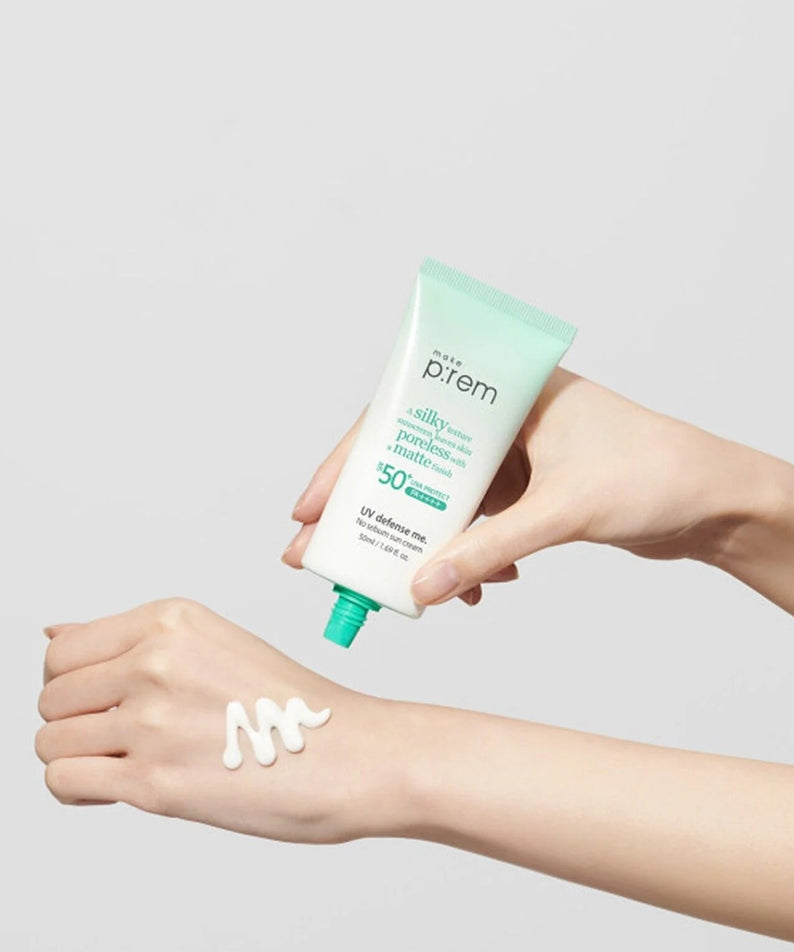 MAKE P:REM UV Defense Me No-Sebum Sunscreen 50ml appliqué sur la peau, protection solaire efficace avec texture légère.
