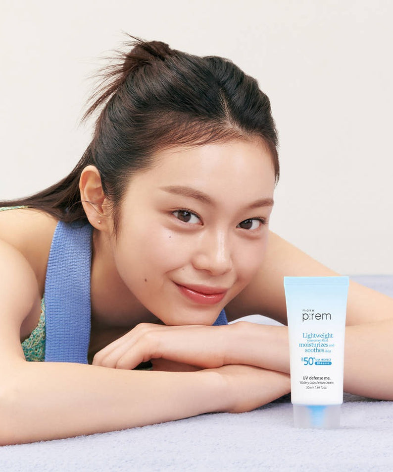 Femme souriante avec MAKE P:REM UV Defense Me Watery Capsule Sunscreen 50ml SPF50+ PA++++, protection solaire haute performance.