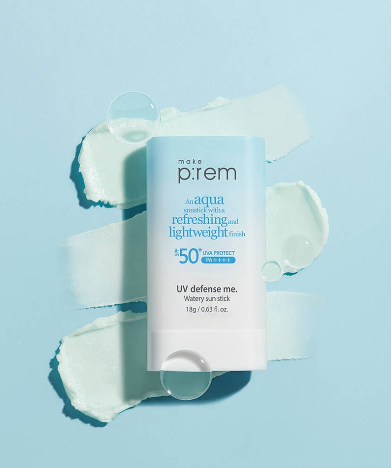 Produit MAKE P:REM UV Defense Me Watery Sun Stick 18g SPF50+ PA++++ sur fond bleu avec textures de crème.