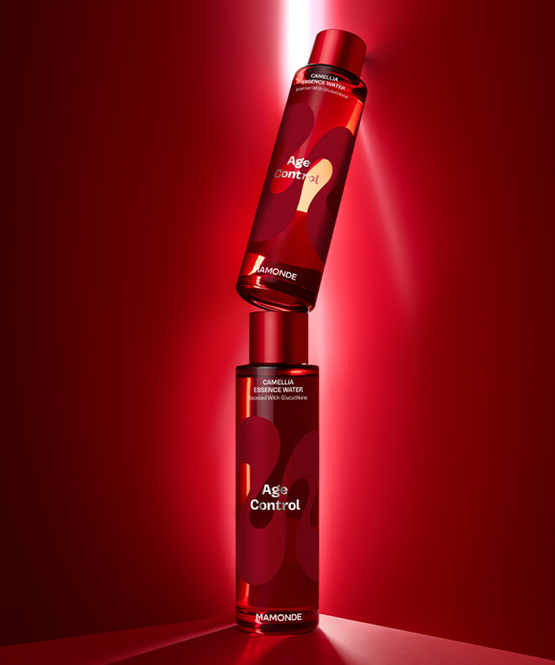 MAMONDE Age Control Camellia Essence Water 150ml dans un design élégant, sur fond rouge, pour un soin hydratant et anti-âge.