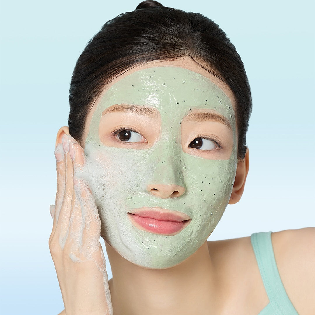 MAMONDE Amazing Deep Mint Chocolate Pack Cleanser 135g, masque visage au chocolat menthe sur visage, marque MAMONDE, fond bleu