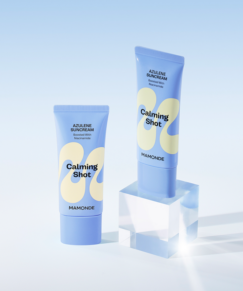 Crème solaire MAMONDE Calming Shot Azulene Sun Cream SPF50+PA++++ 35ml sur fond bleu, protection solaire efficace.