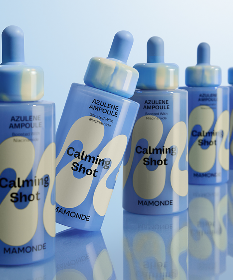 File d'ampoules MAMONDE Calming Shot Azulene Trace Moisture Ampoule 50ml sur fond bleu.
