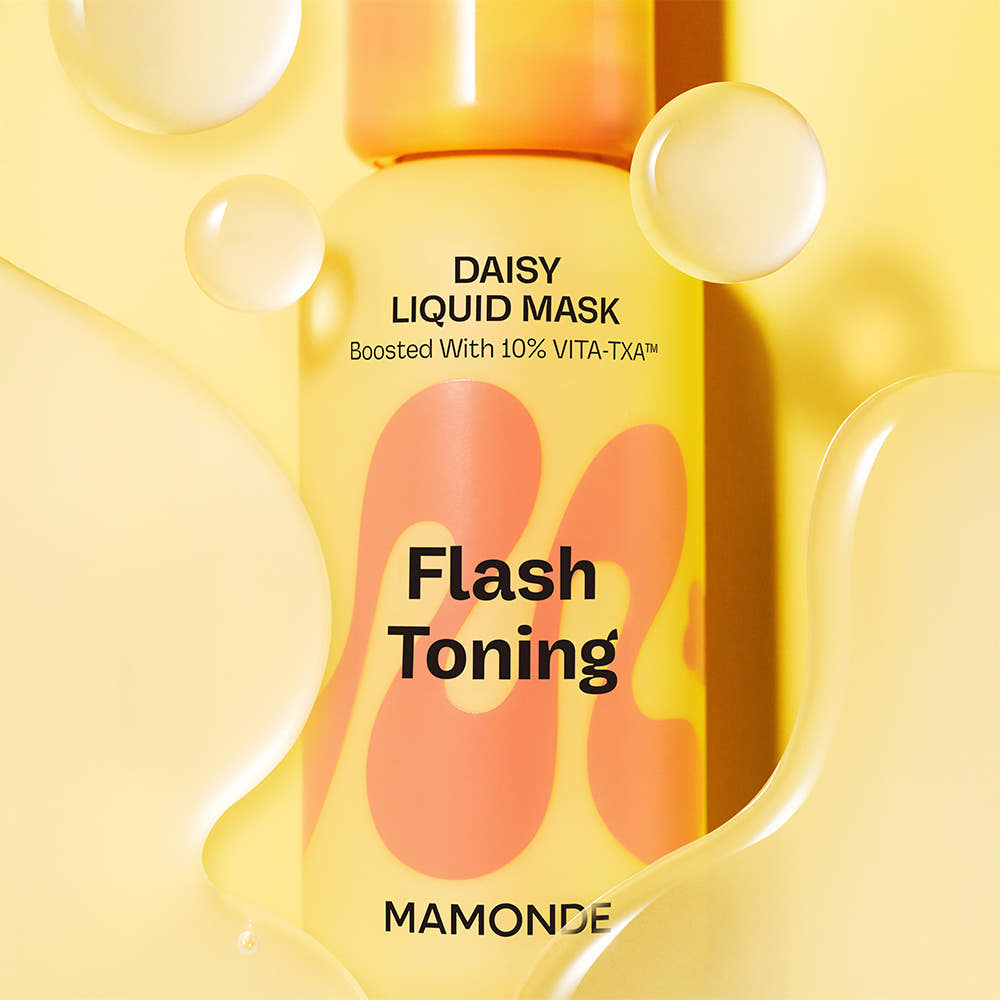 MAMONDE Flash Toning Daisy Liquid Mask 80ml, bouteille et gouttes sur fond jaune, ambiance skincare