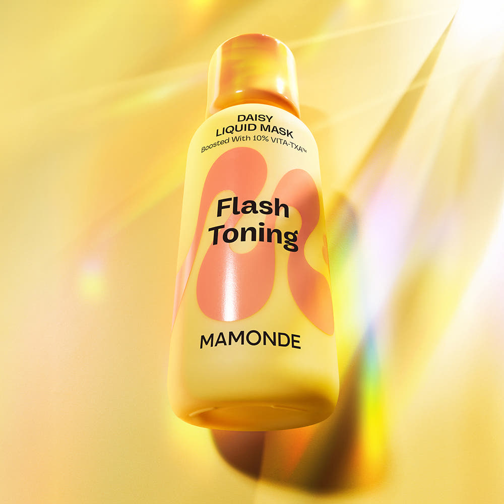 MAMONDE Flash Toning Daisy Liquid Mask 80ml, flacon jaune sous lumière dorée, contexte beauté, maquillage soin visage