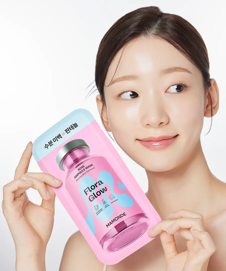 Décris l'image en français : MAMONDE Flora Glow Rose Ampoule Mask Pack, la marque, sur une femme, visage et masque rose.