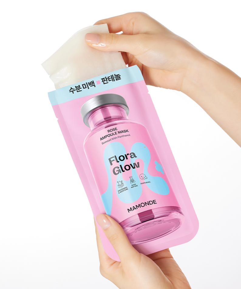 Main tenant MAMONDE Flora Glow Rose Ampoule Mask Pack, masque rose Flora Glow de la marque MAMONDE sur fond blanc.