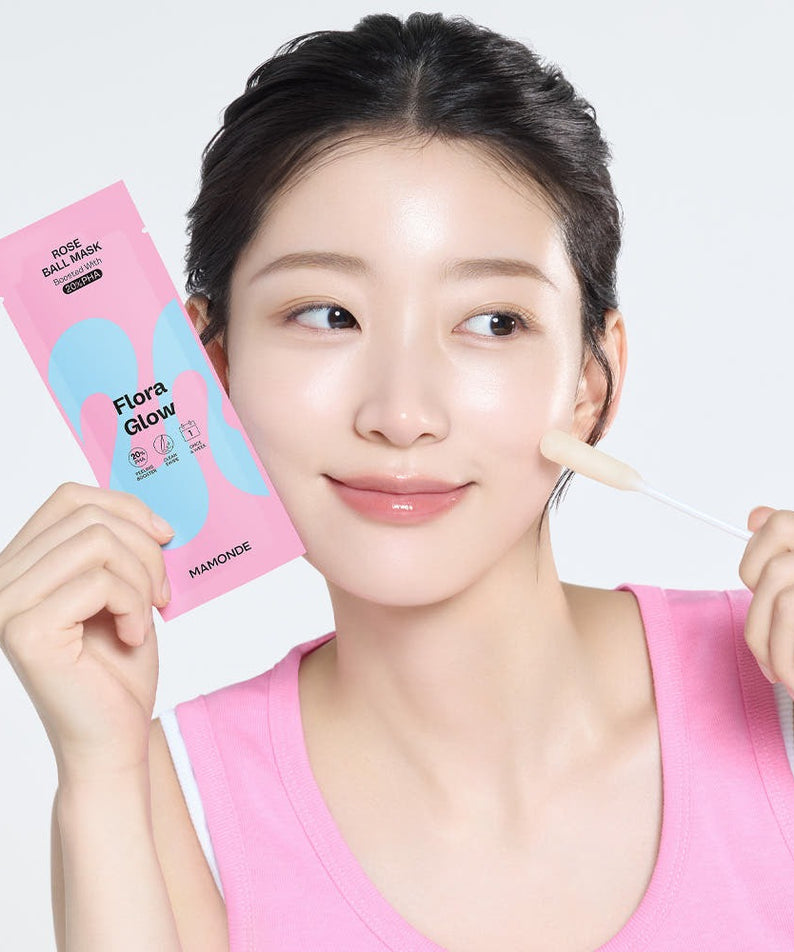 MAMONDE Flora Glow Rose Ball Mask 3.5ml, femme en rose applique un masque sur fond clair, marque en évidence.
