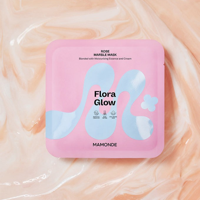 MAMONDE Flora Glow Rose Marble Pack sur tissu rose marbré, masque pour le visage marque MAMONDE, design pastel.