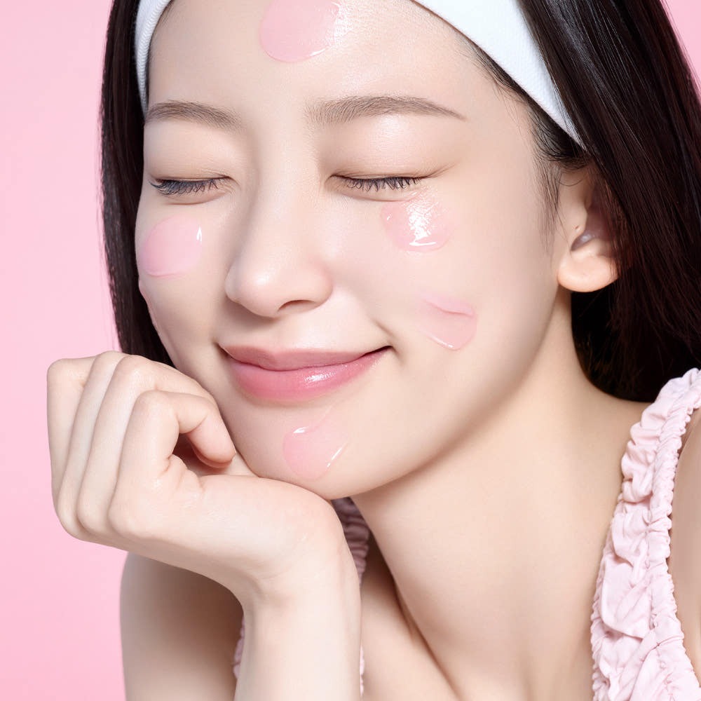 MAMONDE Flora Glow Rose Sleeping Mask 80ml : visage avec masque rosé et ambiance rose, flacon non visible