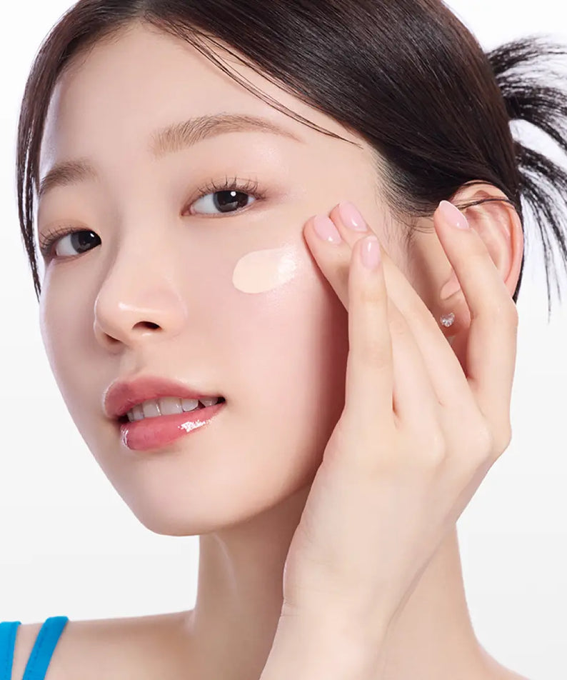 Application du MAMONDE NEW Floraglow Rose Tinted Sun Serum 35ml sur la peau pour un éclat naturel.