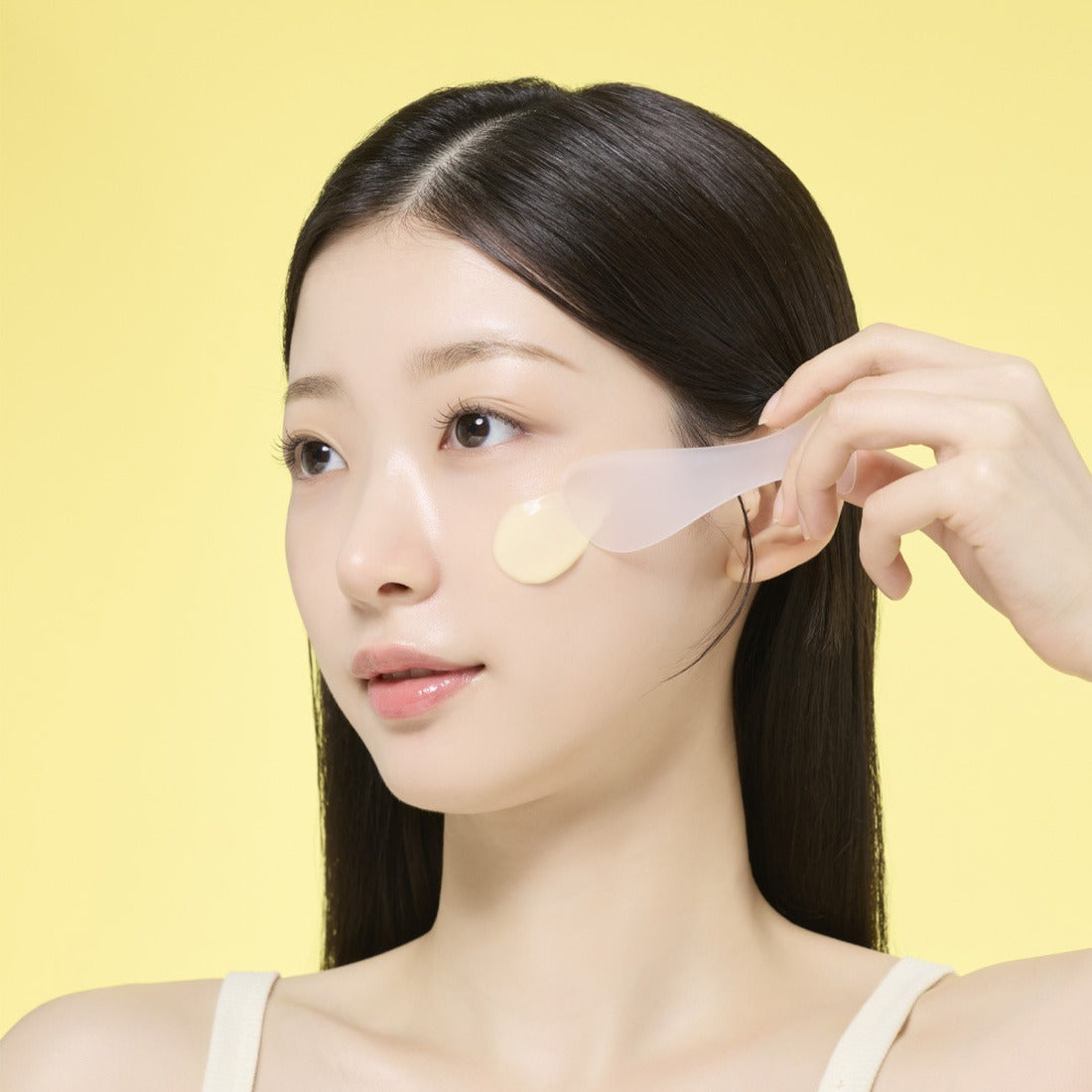 MAMONDE Original Recipe Honey Modeling 1 Pack, masque hydratant au miel sur fond jaune, modèle appliquant le soin