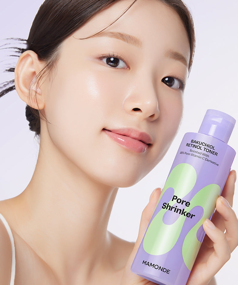 MAMONDE Pore Shrinker Bakuchiol Retinol Toner 200ml tenu par une femme, révélant une peau éclatante et nette.
