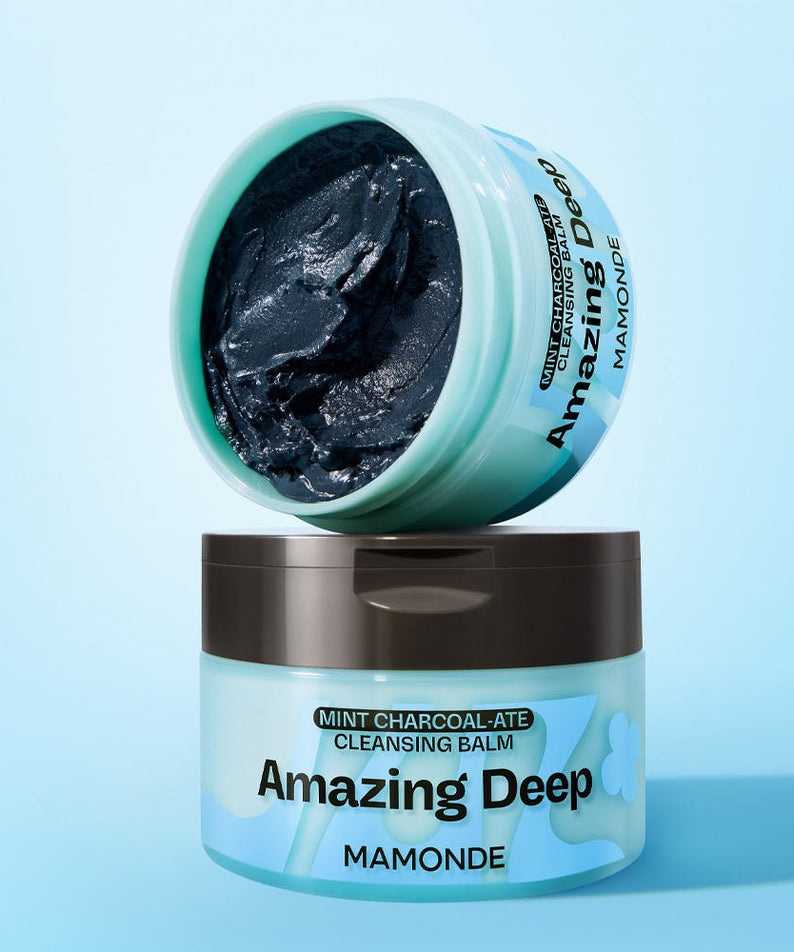 Pot ouvert de MAMONDE Amazing Deep Mint Chocolate Cleansing Balm 90ml sur fond bleu.