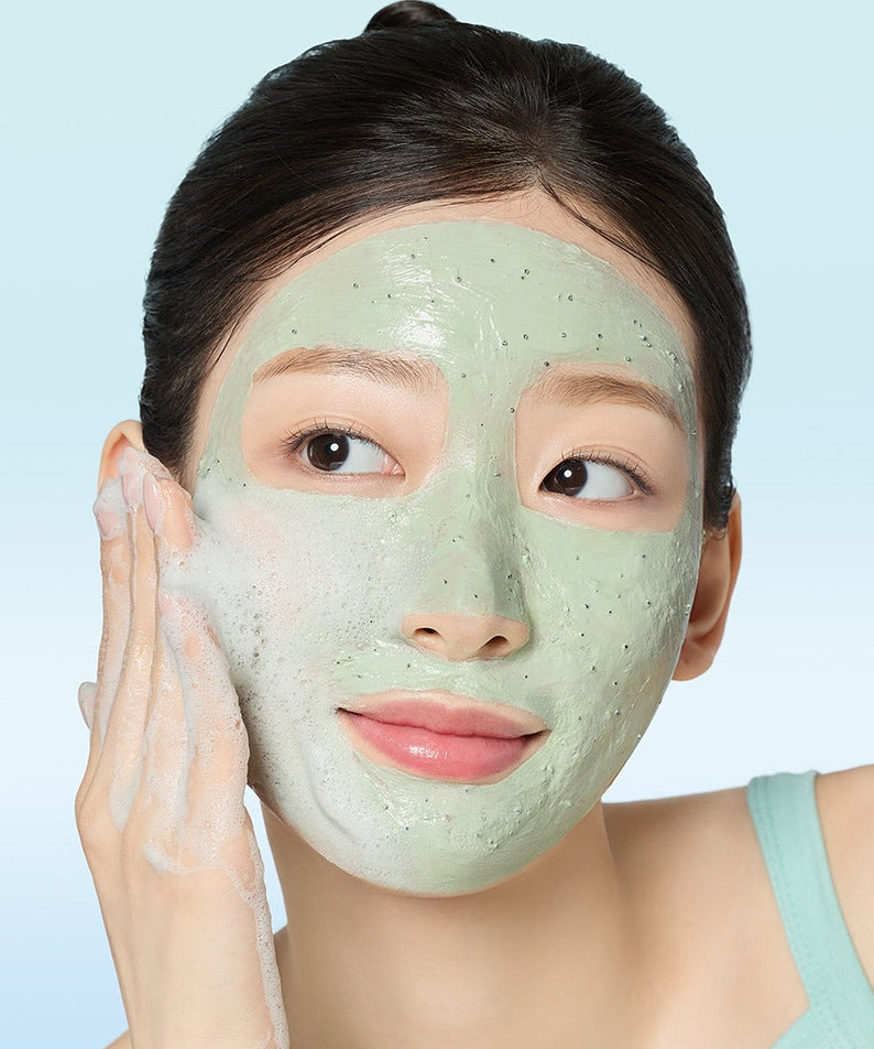 Femme appliquant MAMONDE Amazing Deep Mint Chocolate Pack Cleanser 135g sur le visage, soin de la peau rafraîchissant et nettoyant.