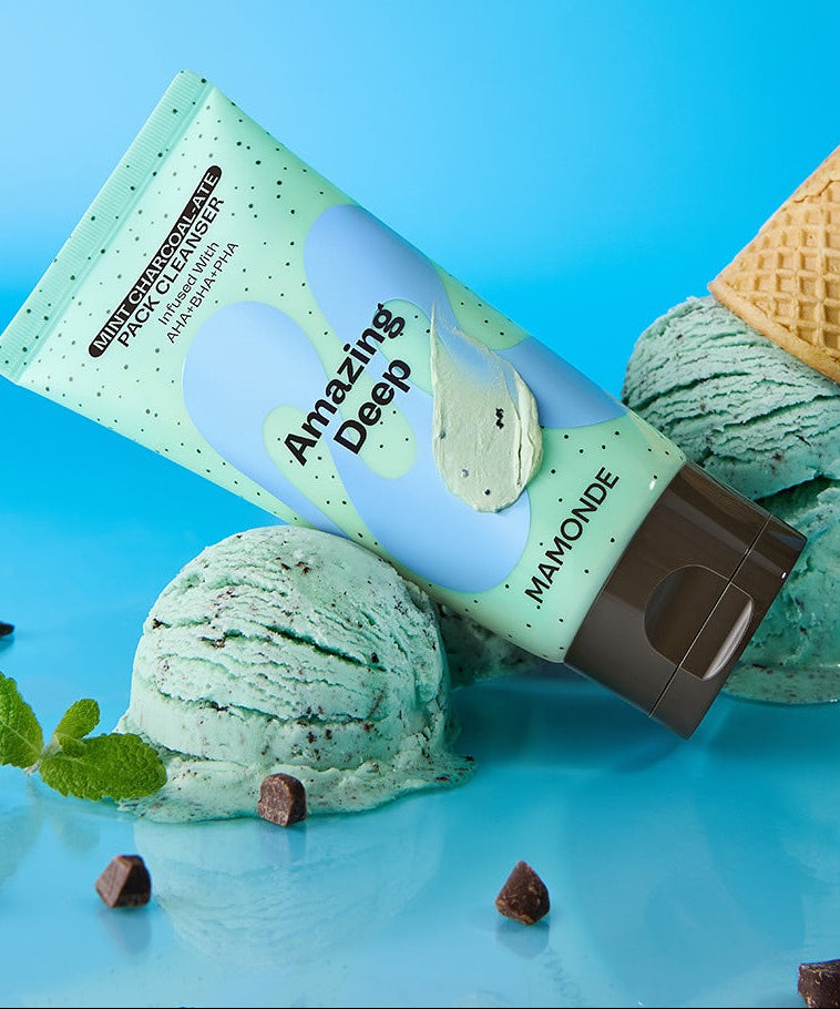 MAMONDE Amazing Deep Mint Chocolate Pack Cleanser 135g avec des boules de glace à la menthe en fond.