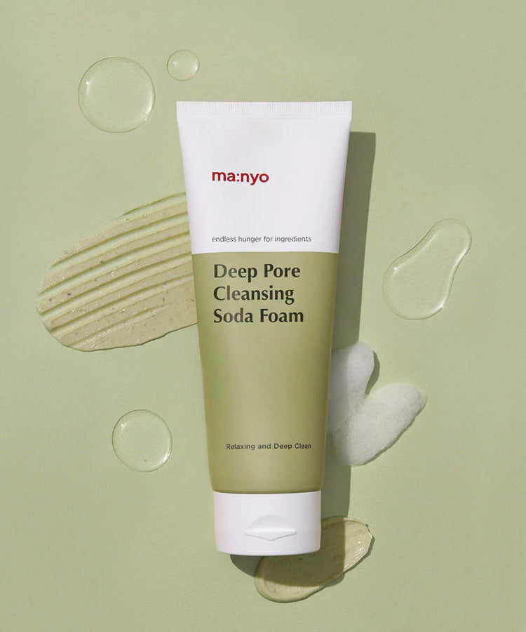 MANYO Deep Pore Cleansing Soda Foam 150ml sur fond vert avec texture de mousse, produits de soins de la peau et éclaboussures d'eau.