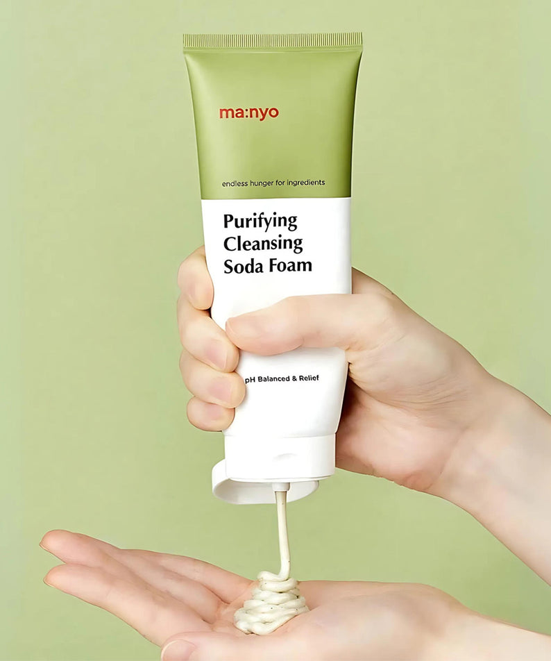 MANYO Deep Pore Cleansing Soda Foam 150ml, mousse nettoyante en profondeur, présenté dans une main.