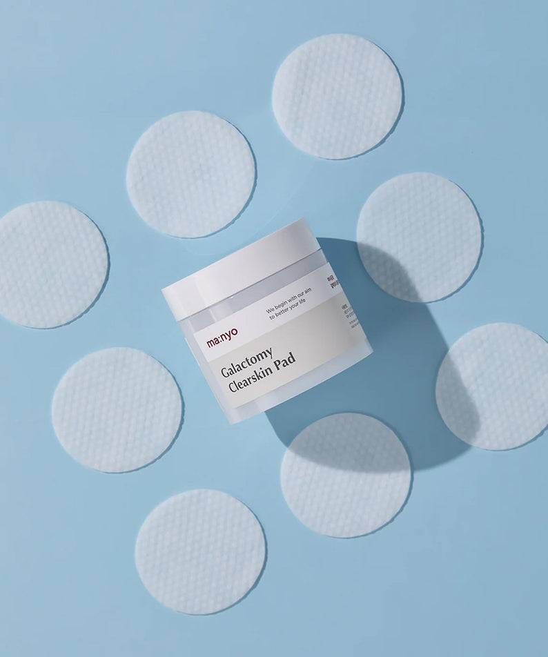 MANYO Galactomy Clear Skin Pads 60 sheets sur fond bleu, présentant des disques de soin pour une peau claire et éclatante.