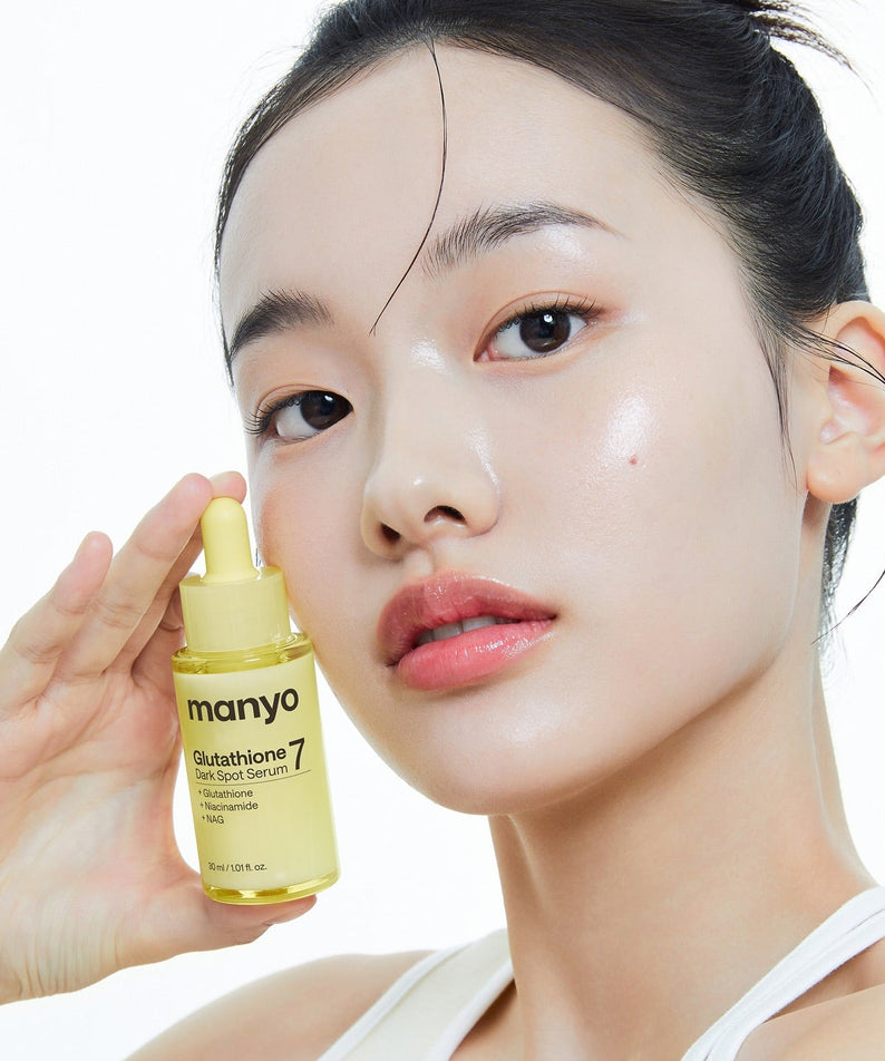 Décris l'image en français en mentionnant le produit, la marque et le contexte visuel : MANYO Glutathione 7 Dark Spot Serum 30ml